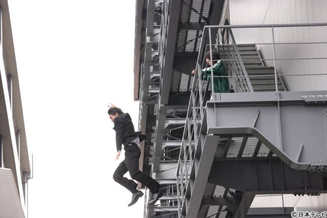 佐野勇斗、ビル3階から大ジャンプ！　金髪から黒髪にイメチェンも話題「ESCAPE」第5話