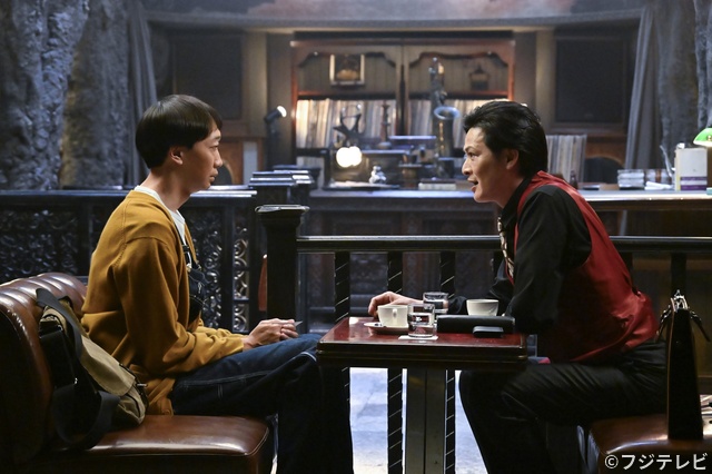 新納慎也、三谷幸喜脚本「もしがく」第7話に派手なベストのテレビマンで登場！　物語は第2幕へ