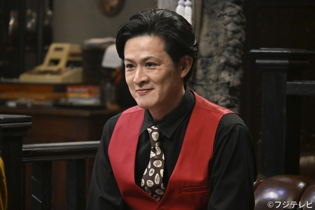 新納慎也、三谷幸喜脚本「もしがく」第7話に派手なベストのテレビマンで登場！　物語は第2幕へ