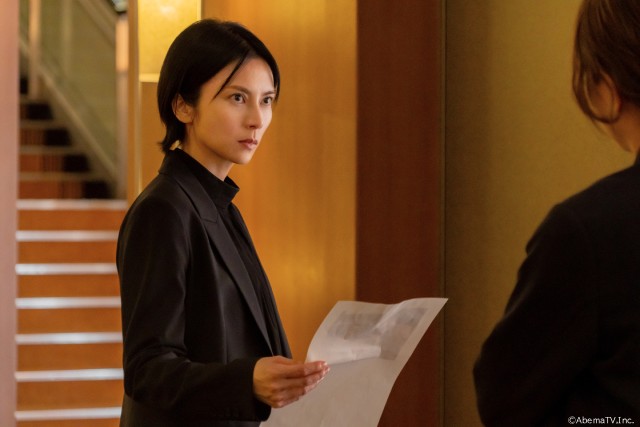 柴咲コウ×川口春奈「スキャンダルイブ」がNetflixで配信決定。“禁断の攻防戦”の写真も公開