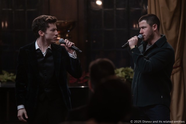 デビュー20周年のジョナス・ブラザーズによるクリスマス映画がディズニープラスで配信