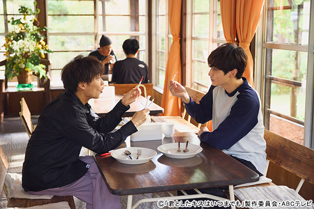 小関裕太＆松岡広大のおみくじシーン／「君としたキスはいつまでも」第10話より