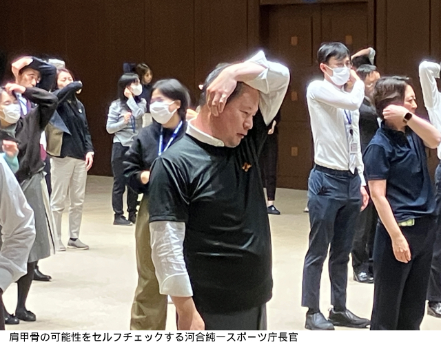 文科省幹部が職員とスポーツ庁考案のセルフチェック、改善エクササイズにチャレンジ