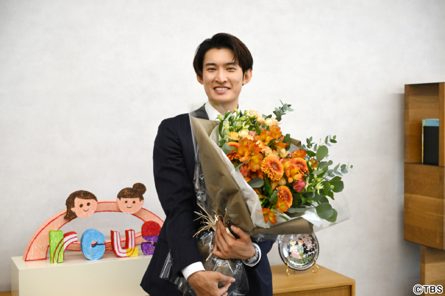 波瑠、川栄李奈、向井康二ら「フェイクマミー」出演陣が笑顔と涙のクランクアップ