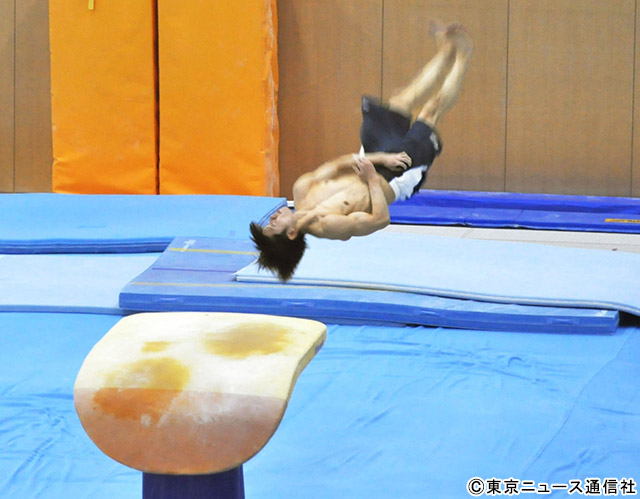 跳馬を練習する三輪哲平／セントラルスポーツ体操競技部の新年練習初め＆合同取材