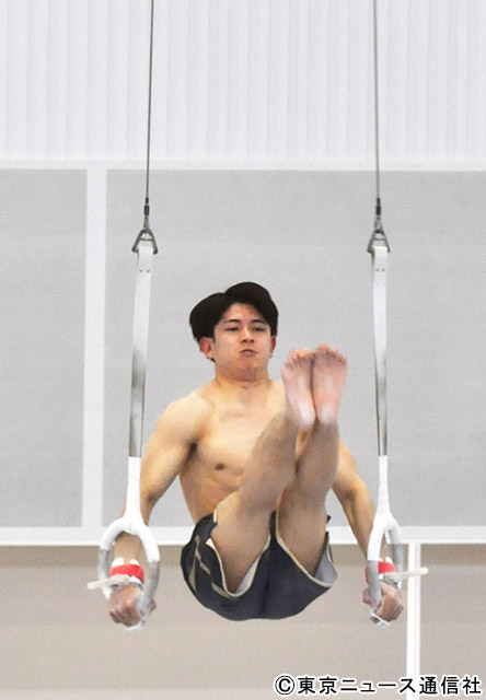 つり輪を練習中の谷川翔／セントラルスポーツ体操競技部の新年練習初め＆合同取材