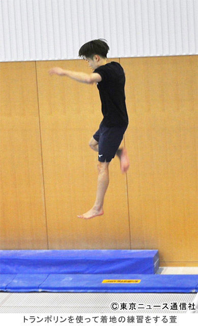 トランポリンで着地練習をする萱和磨／セントラルスポーツ体操競技部の新年練習初め＆合同取材