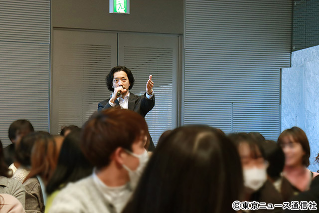 「東京P.D. 警視庁広報2係」会見で発覚! 世界へ羽ばたく福士蒼汰の向上心に緒形直人が感嘆