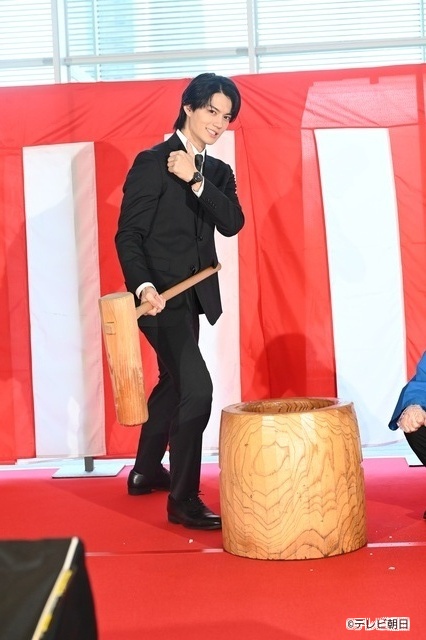 「おコメの女」餅つきイベント開催！　佐野勇斗の勇姿にザッコクメンバーも思わず“イイじゃん！”