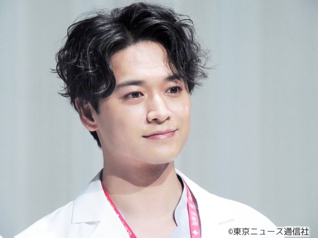 長谷川慎、撮影現場で“謎のポーズ”を布教!?「顔のない患者」主要キャストが3話見どころをPR