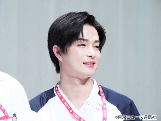 長谷川慎、撮影現場で“謎のポーズ”を布教!?「顔のない患者」主要キャストが3話見どころをPR