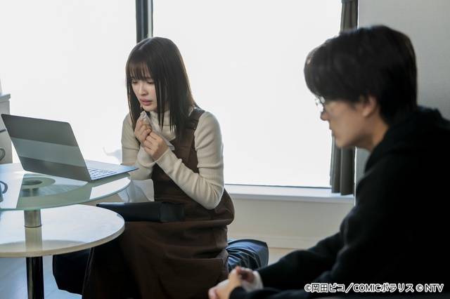 豊嶋花×山中柔太朗「黒崎さんの一途な愛がとまらない」主題歌担当・Sakurashimejiが現場訪問&生歌唱