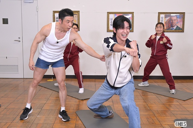 目黒蓮が「初耳学」人気企画・なかやまきんに君先生の熱血授業に緊急参戦! Wパワーに腹筋チェックも