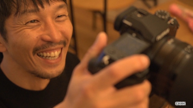 二宮和也がナレーションで参加「ドキュメント20min.」浅田政志の“家族写真と15年”に密着