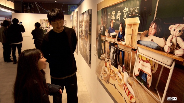 二宮和也がナレーションで参加「ドキュメント20min.」浅田政志の“家族写真と15年”に密着