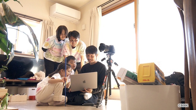 二宮和也がナレーションで参加「ドキュメント20min.」浅田政志の“家族写真と15年”に密着