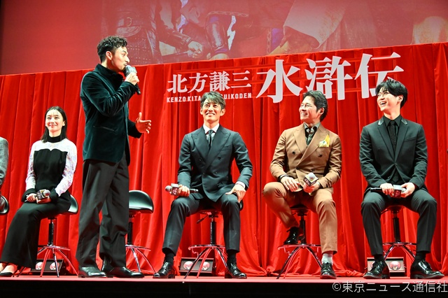 「北方謙三 水滸伝」イベント開催。織田裕二、反町隆史、亀梨和也ら「集結せよ！」ポーズでアピール