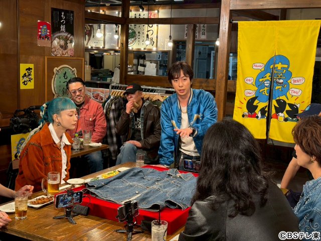 古着好き・河合郁人が「古着で呑む」に登場！　貴重な古着をつまみに酒をたしなむ