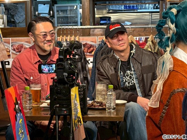 古着好き・河合郁人が「古着で呑む」に登場！　貴重な古着をつまみに酒をたしなむ