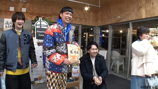 浮所飛貴が高級ベッドに“うきうき”、「ヒルナンデス！」朝食のおいしい宿調査でダジャレも披露