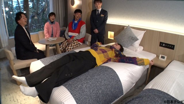 浮所飛貴が高級ベッドに“うきうき”、「ヒルナンデス！」朝食のおいしい宿調査でダジャレも披露