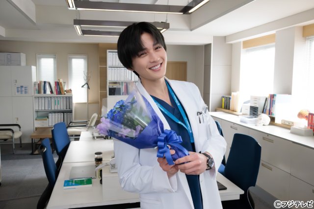 橋本環奈主演「ヤンドク！」森崎ウィン、八木勇征らクセ強医師たちが一足先にクランクアップ