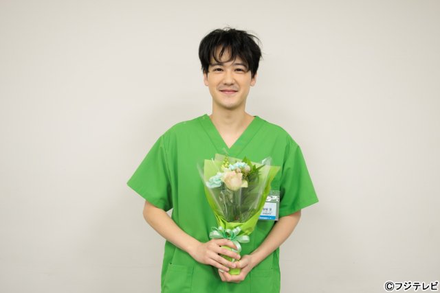 橋本環奈主演「ヤンドク！」森崎ウィン、八木勇征らクセ強医師たちが一足先にクランクアップ