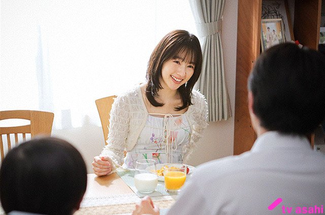 “奔放系悪役ヒロインのシタ妻”美月を演じる桜井日奈子／「余命3ヶ月のサレ夫」の放送シーンより