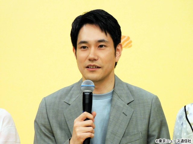 永作博美、松山ケンイチの“恋発言”にツッコミ「時すでにおスシ!?」制作発表でマグロ解体ショーも