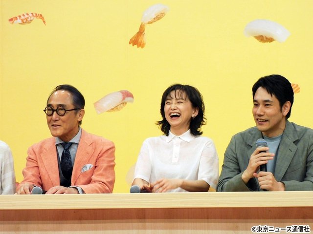 永作博美、松山ケンイチの“恋発言”にツッコミ「時すでにおスシ!?」制作発表でマグロ解体ショーも