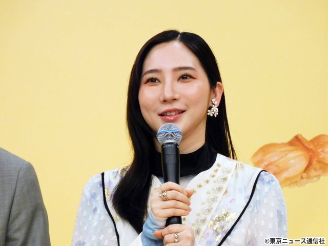 永作博美、松山ケンイチの“恋発言”にツッコミ「時すでにおスシ!?」制作発表でマグロ解体ショーも