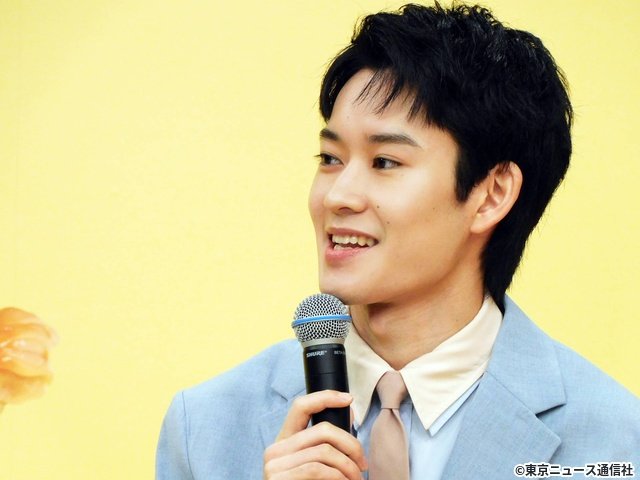 永作博美、松山ケンイチの“恋発言”にツッコミ「時すでにおスシ!?」制作発表でマグロ解体ショーも