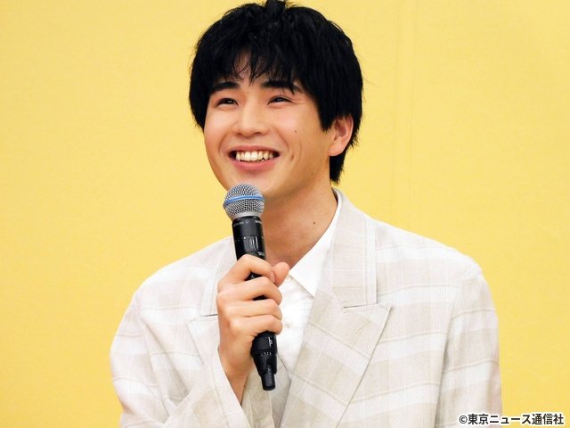 永作博美、松山ケンイチの“恋発言”にツッコミ「時すでにおスシ!?」制作発表でマグロ解体ショーも