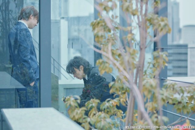 ドラマ「スモブル」第2話。朔太郎(武田航平)は久慈(渋谷謙人)の翻訳を手伝うことに