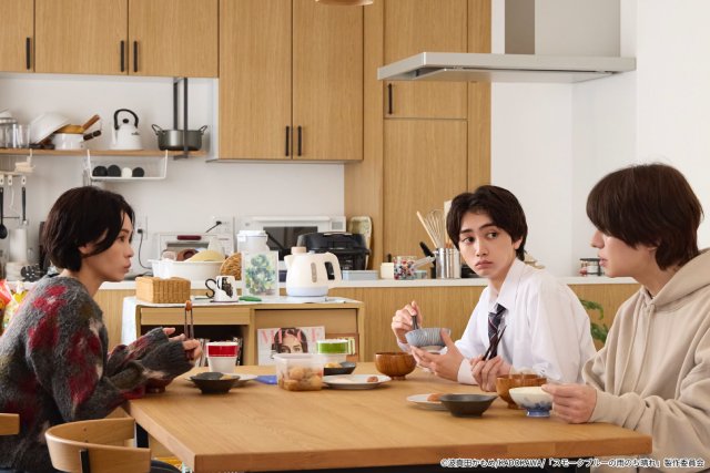 ドラマ「スモブル」第2話。朔太郎(武田航平)は久慈(渋谷謙人)の翻訳を手伝うことに