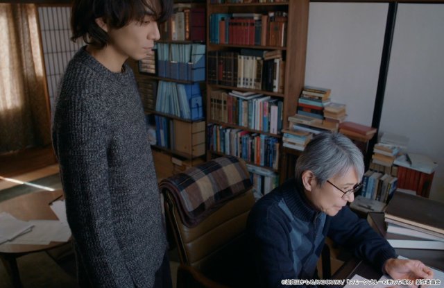ドラマ「スモブル」第2話。朔太郎(武田航平)は久慈(渋谷謙人)の翻訳を手伝うことに