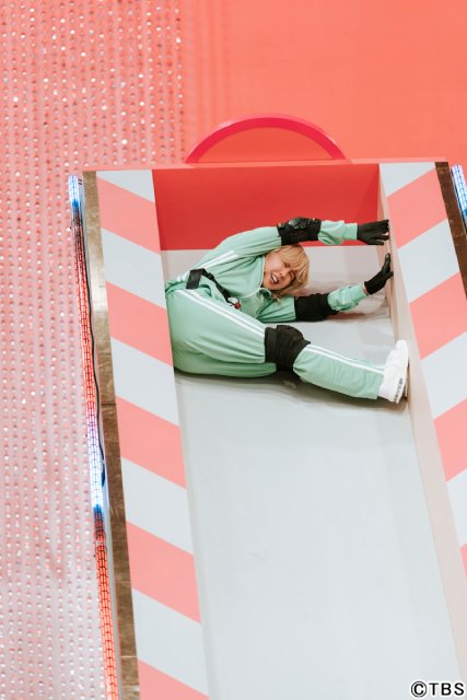 「テレビ×ミセス」Mrs. GREEN APPLEとモーニング娘。OGが巨大すべり台クイズで大激突