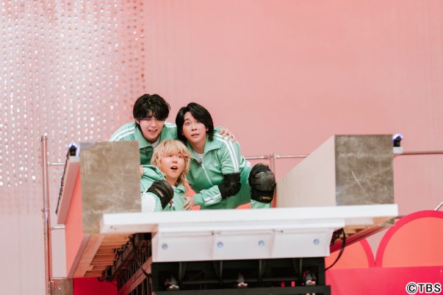 「テレビ×ミセス」Mrs. GREEN APPLEとモーニング娘。OGが巨大すべり台クイズで大激突