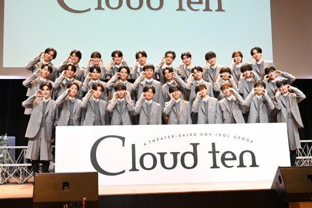 秋元康プロデュースの男性アイドルグループ・Cloud tenがお披露目！　30人集結で楽曲も披露