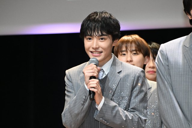 秋元康プロデュースの男性アイドルグループ・Cloud tenがお披露目！　30人集結で楽曲も披露