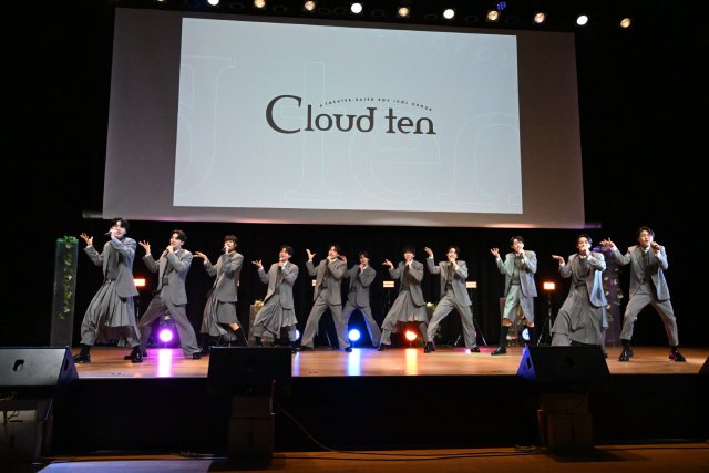 秋元康プロデュースの男性アイドルグループ・Cloud tenがお披露目！　30人集結で楽曲も披露