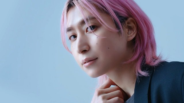 佐久間大介が「＆be」新CMに登場。“プロクオリティの輝く肌”を体現