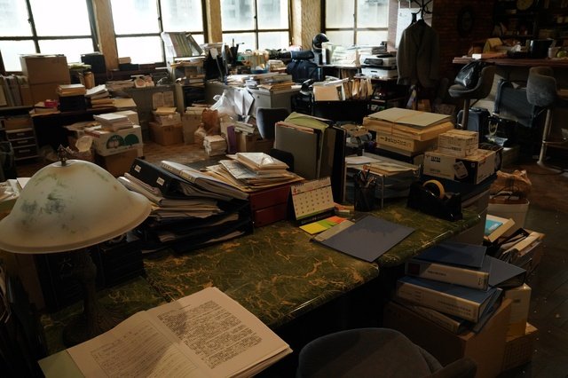 「九条の大罪」トリビア・九条法律事務所の机にグッズが！　食事シーンのこだわりも