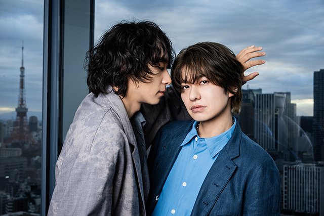 武田航平と渋谷謙人が作り上げた、ドラマ「スモークブルーの雨のち晴れ」の世界に迫る