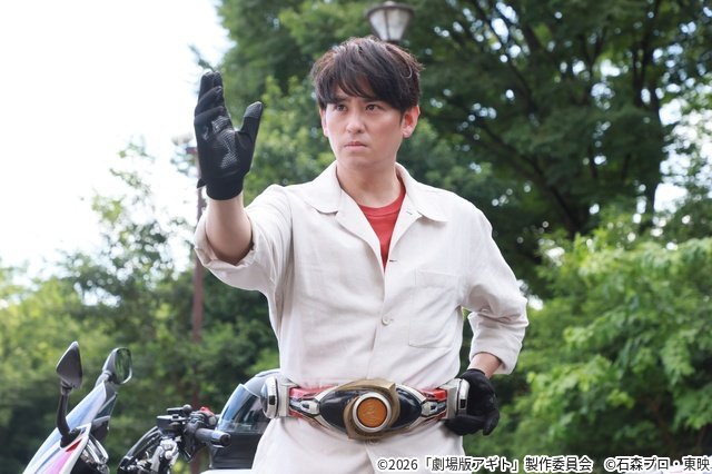 その魂が目覚める！　映画「アギト―超能力戦争―」で賀集利樹演じる津上翔一がアギトに変身