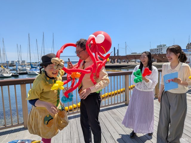 おいでやす小田が井手アナのサンダル姿に鋭いツッコミ！　SBS「昼までダラット」生中継で大暴れ