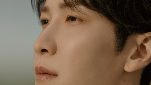 渡辺翔太がアルビオン新CMに登場。50年かけて極めたいことは「83歳の自分も今の肌でいたい」