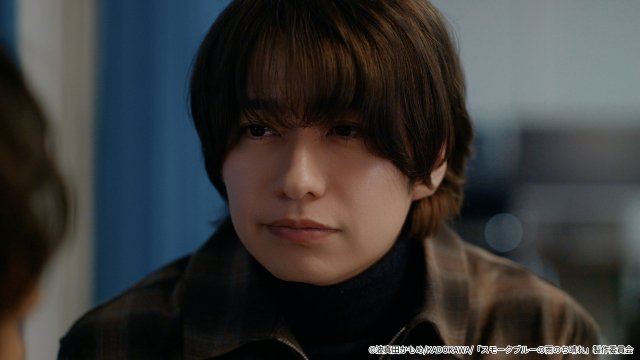 ドラマ「スモブル」第8話。翻訳学校の帰り道、朔太郎（武田航平）は友人と共に地震に見舞われる