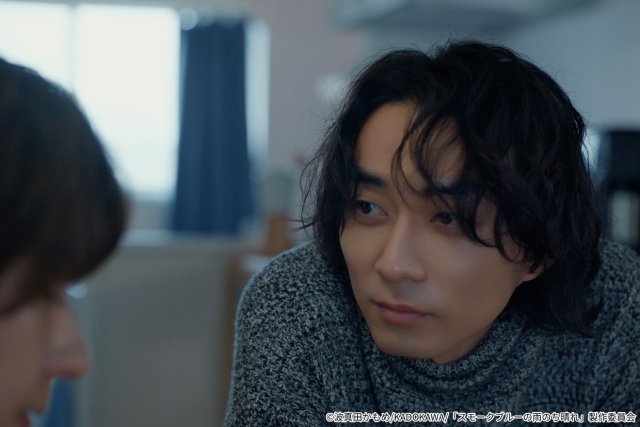 ドラマ「スモブル」第8話。翻訳学校の帰り道、朔太郎（武田航平）は友人と共に地震に見舞われる