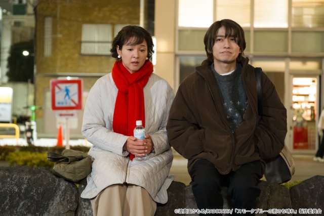 ドラマ「スモブル」第8話。翻訳学校の帰り道、朔太郎（武田航平）は友人と共に地震に見舞われる